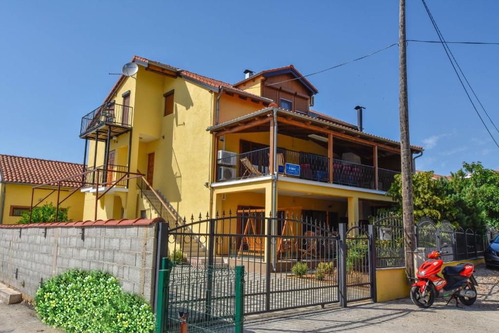 Budova, v ktorej sa apartmán nachádza