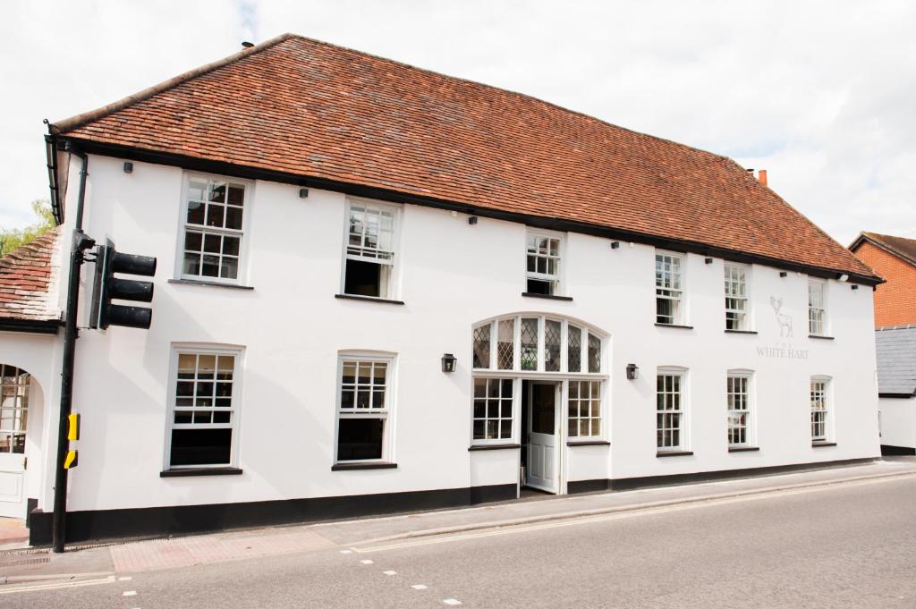 un edificio blanco al lado de una calle en The White Hart, Overton, en Overton