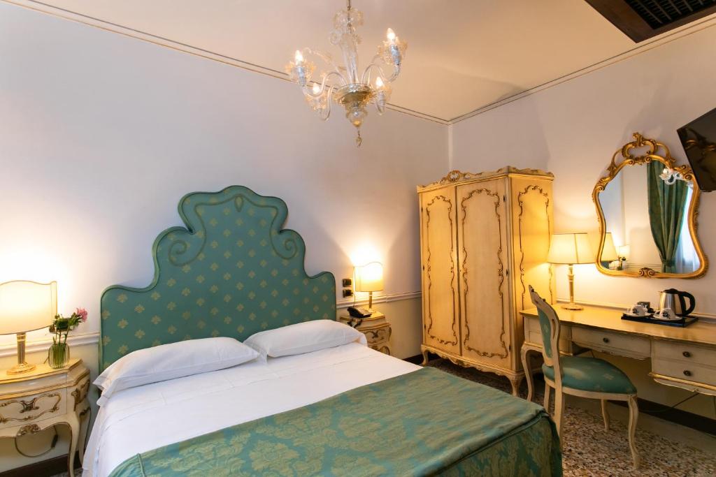 A bed or beds in a room at Ca' Vendramin Zago