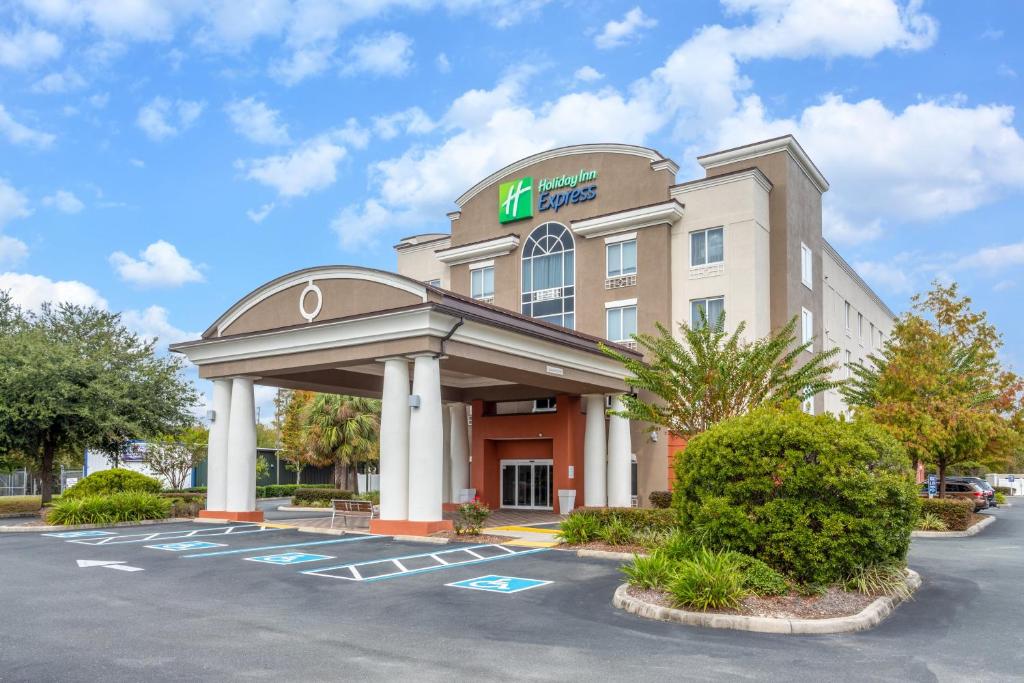 Un hotel con un cartel en la fachada del edificio. en Holiday Inn Express Crystal River by IHG, en Crystal River