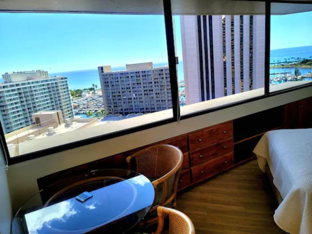 Spacious Studio w/ Parking, beach/mall/park - Studio With Ocean View