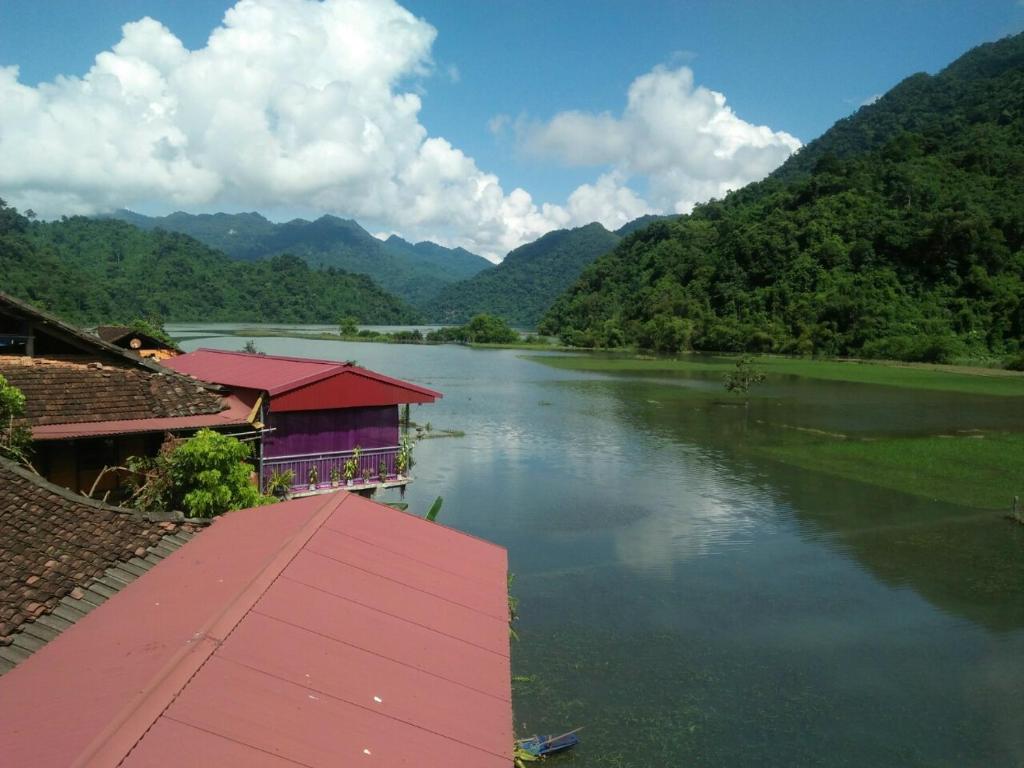 Ba Be18的住宿－Tran Xuan Homestay，享有山脉背景的河流美景