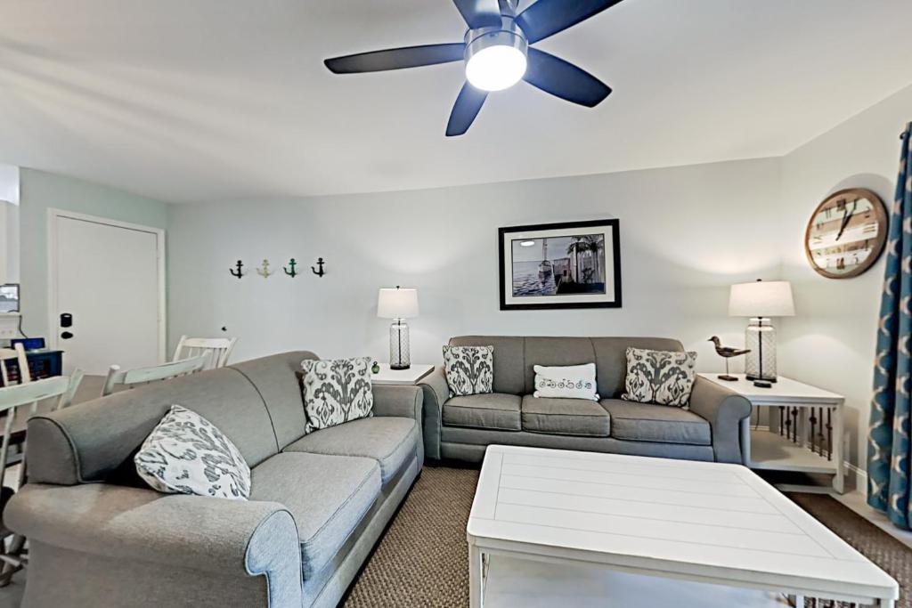 Χώρος καθιστικού στο Fiddlers Cove 27E