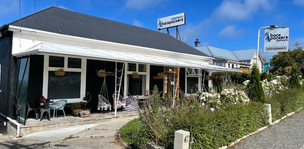 un edificio blanco con un cartel encima en Oamaru Backpackers en Oamaru