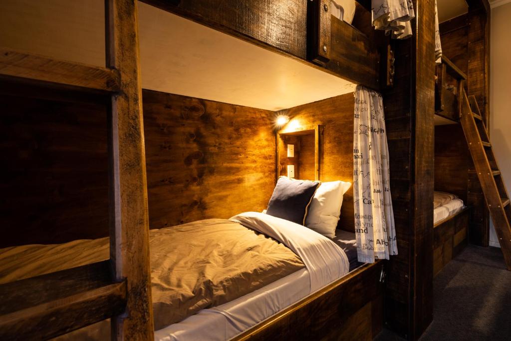 
Bed in 6-Bed Mixed Dormitory Room
