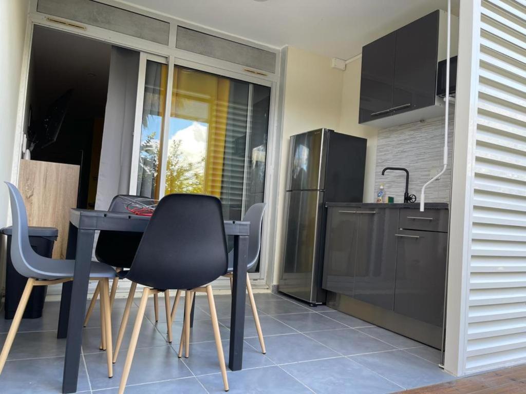 Kuchyň nebo kuchyňský kout v ubytování Grey Diamond Studio