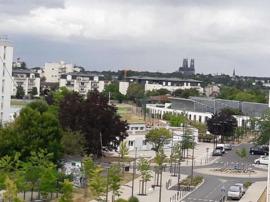 vistas a una ciudad con edificios y árboles en Kennedy, en Saint-Jean-de-Braye