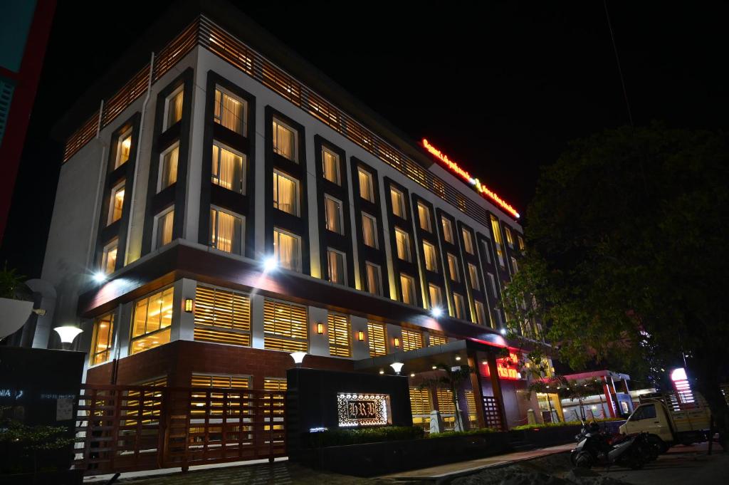 un grande edificio con finestre illuminate di notte di Raaj Bhaavan Clarks Inn Chennai a Chennai