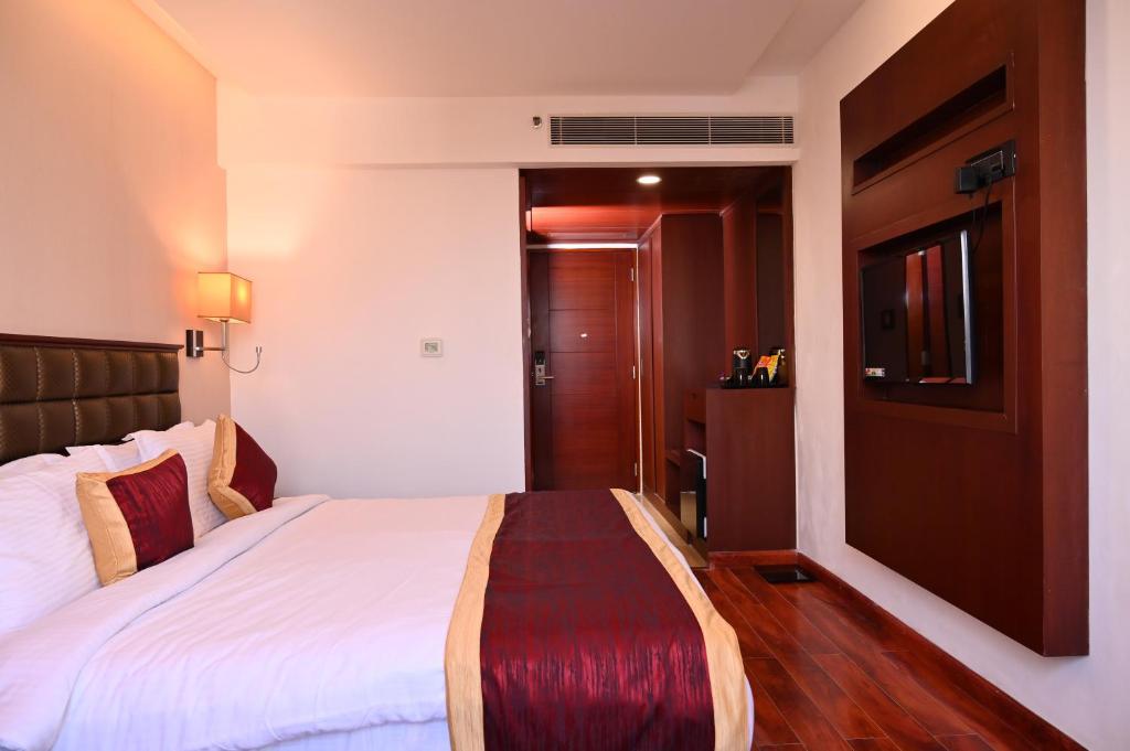 Postel nebo postele na pokoji v ubytování Raaj Bhaavan Clarks Inn Chennai