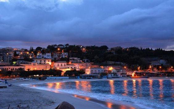 una vista su una spiaggia notturna con luci di Casa Dodò al mare di Soverato a Soverato Marina