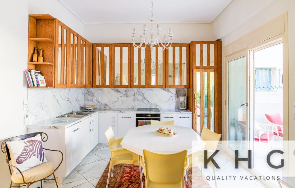 Kuchyň nebo kuchyňský kout v ubytování Central Luxurious Retreat in Argostoli. An Elegant way of living!