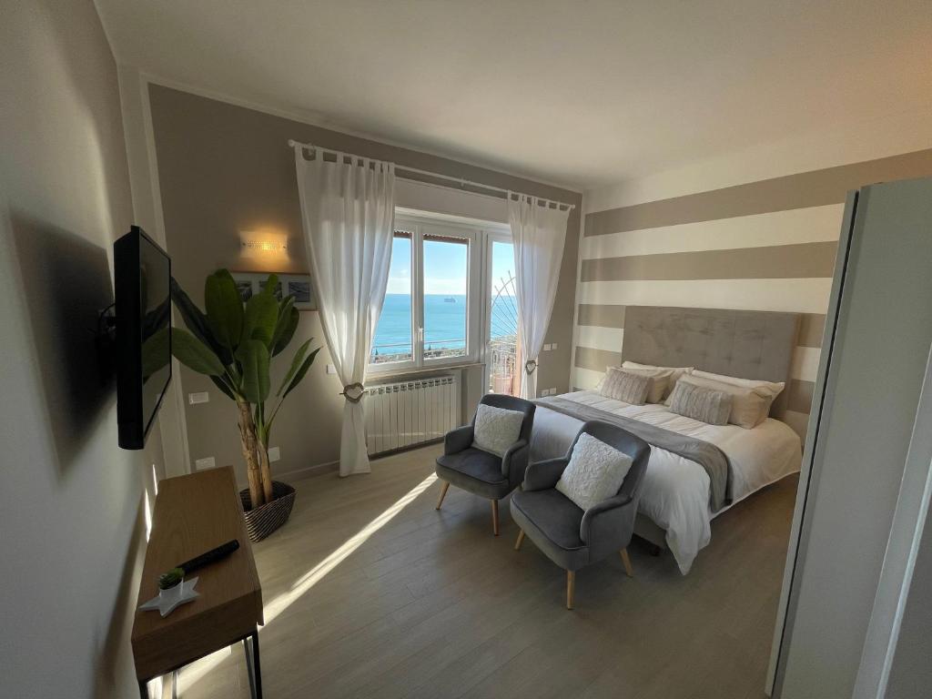 - une chambre avec un lit, une chaise et une fenêtre dans l'établissement UN SOGNO NEL GOLFO DEI POETI, à Lerici