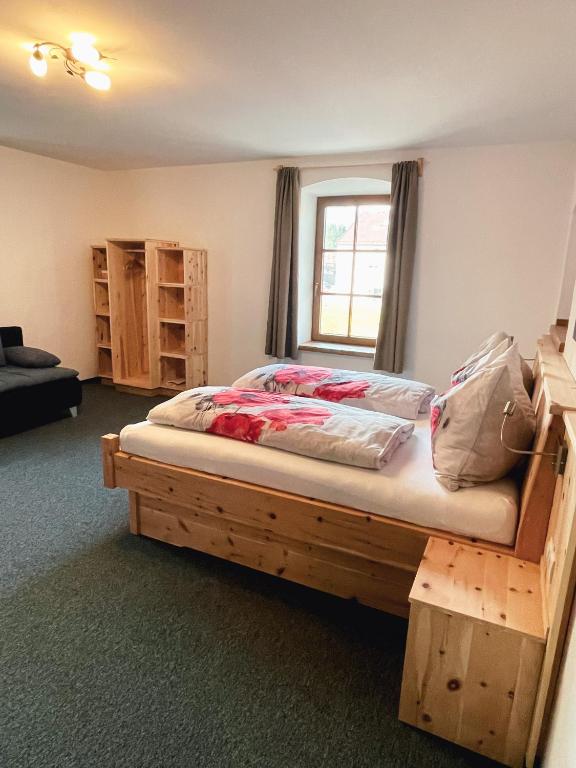 Postel nebo postele na pokoji v ubytování Gasthof Franziskibad