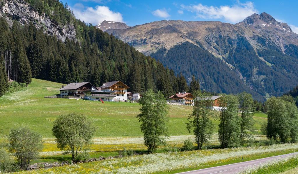 uma aldeia num vale com montanhas ao fundo em Gasthof Rabenstein em Sarentino