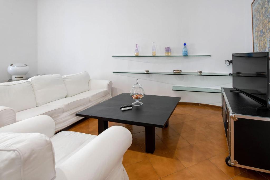 salon z białą kanapą i stolikiem kawowym w obiekcie Apartment Alan w Sorrento