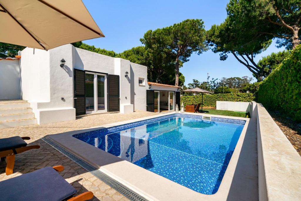 a swimming pool in the backyard of a villa at Villa do Pinhal in Olhos de Água