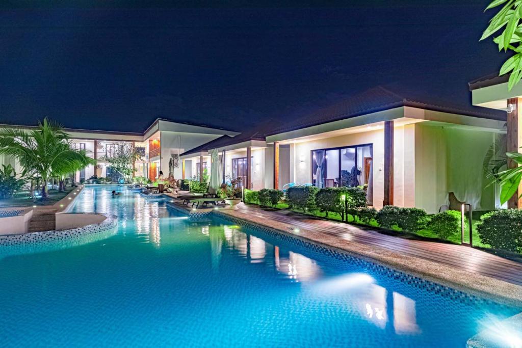 Bazén v ubytování Amphitrite Resort nebo v jeho okolí