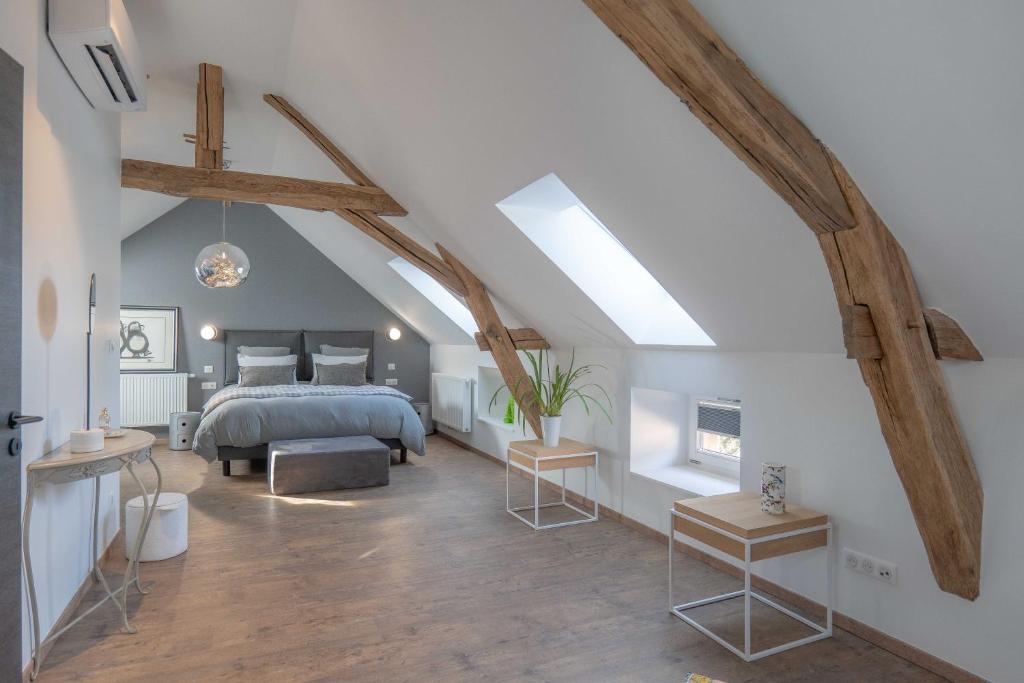 een slaapkamer met een bed op zolder bij Charmes en Chambertin in Gevrey-Chambertin