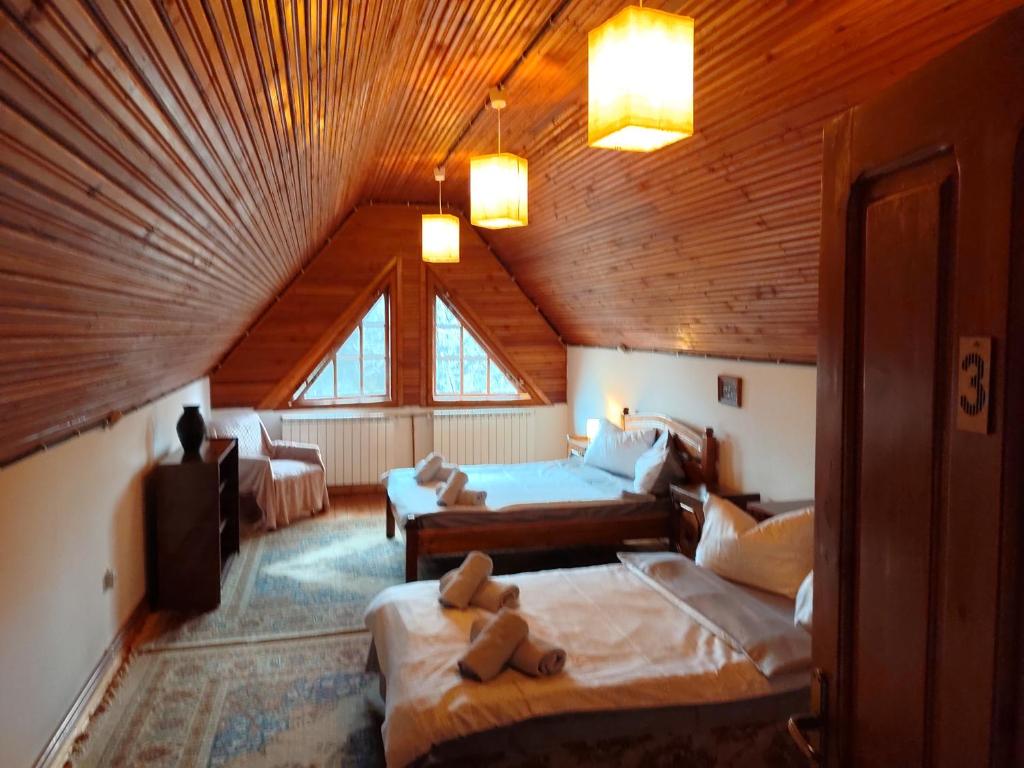 Habitación en el ático con 2 camas y sofá en La Șicu, en Breaza