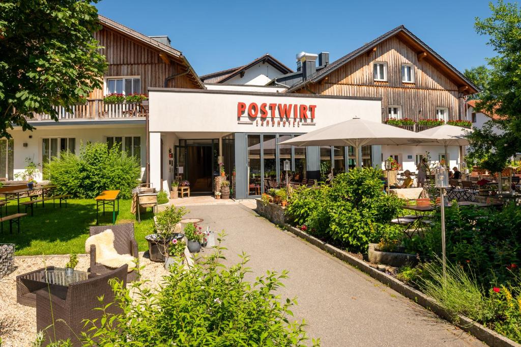 ein Gebäude mit einem Restaurant davor in der Unterkunft Landhotel Postwirt in Grafenau