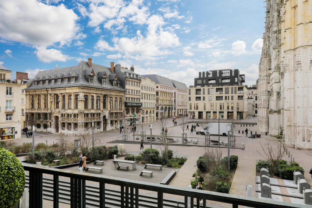 uitzicht op een stadsplein met gebouwen bij Hotel cardinal in Rouen