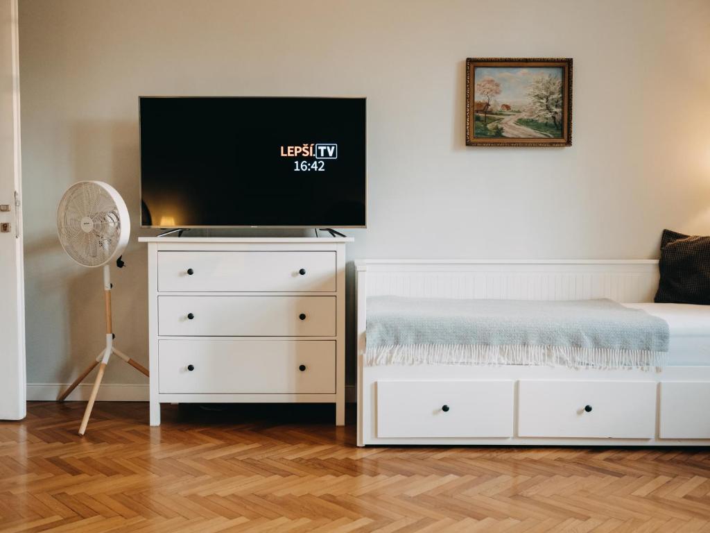 TV a/nebo společenská místnost v ubytování Vila Na Landeku