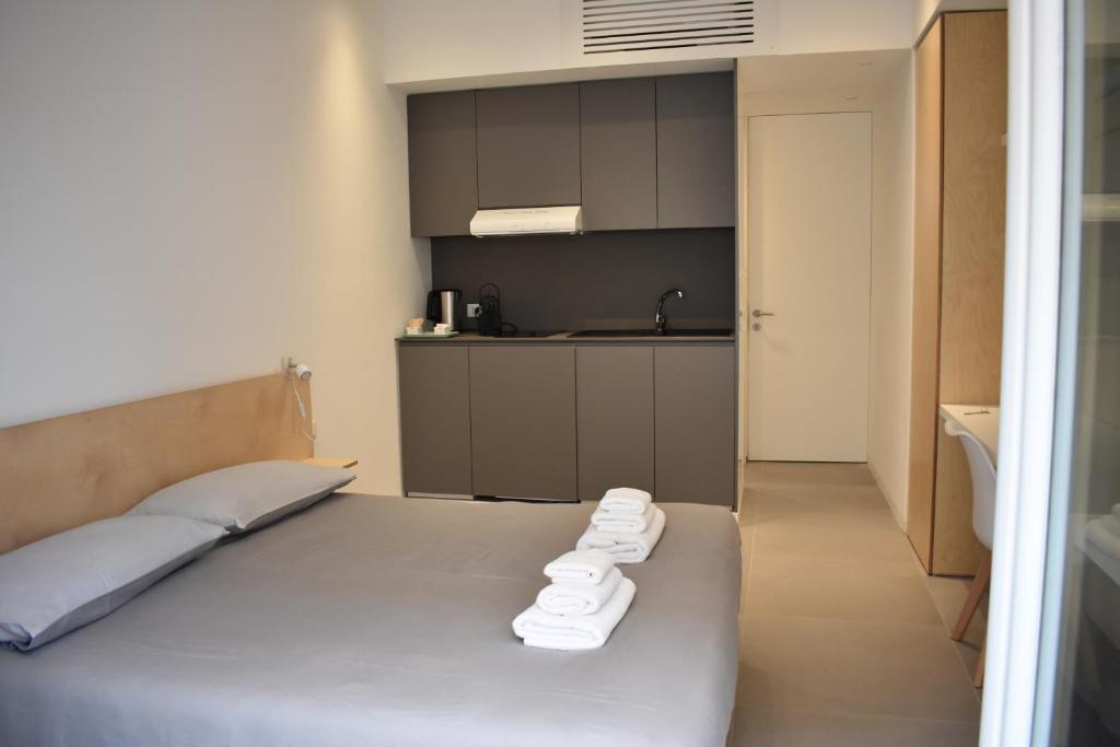 ein Schlafzimmer mit einem Bett mit Handtüchern darauf in der Unterkunft GiaChi friendly studios a Ballarò in Palermo