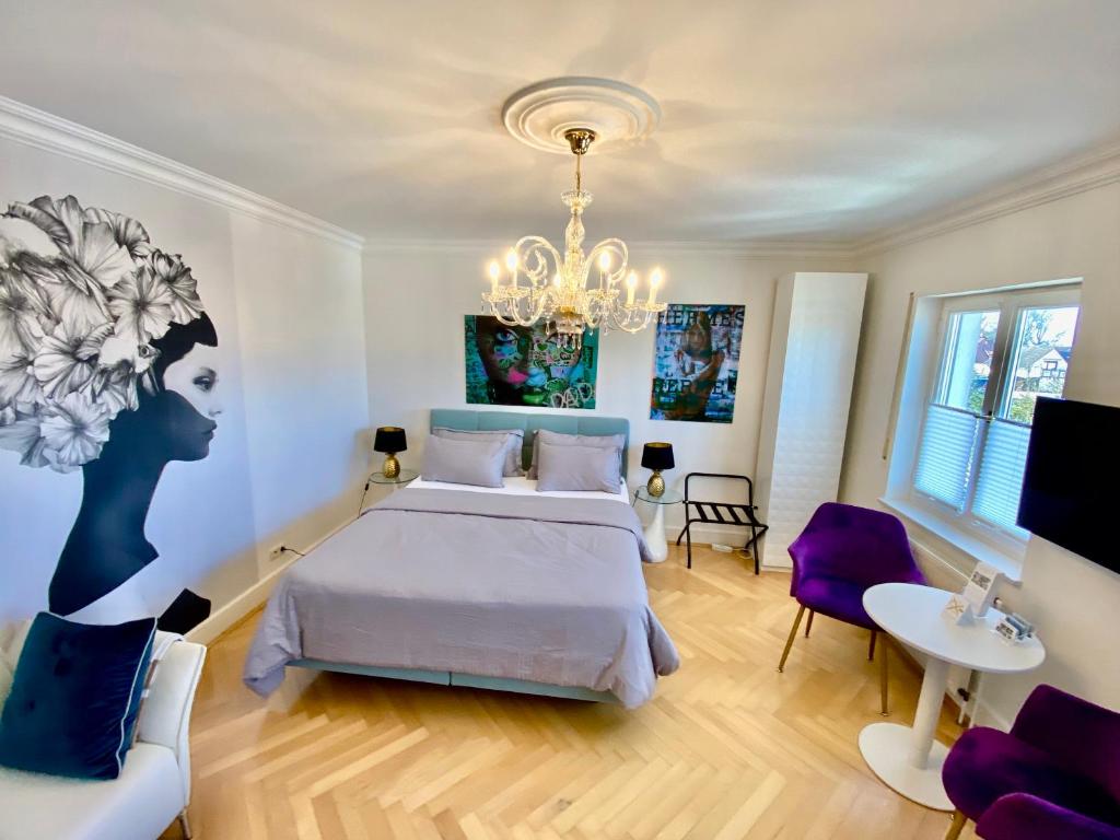 a bedroom with a bed and a chandelier at Villa am Steinhuder Meer DZ-Margarite- mit kl Pantry Küche, Garten, WLAN in Steinhude