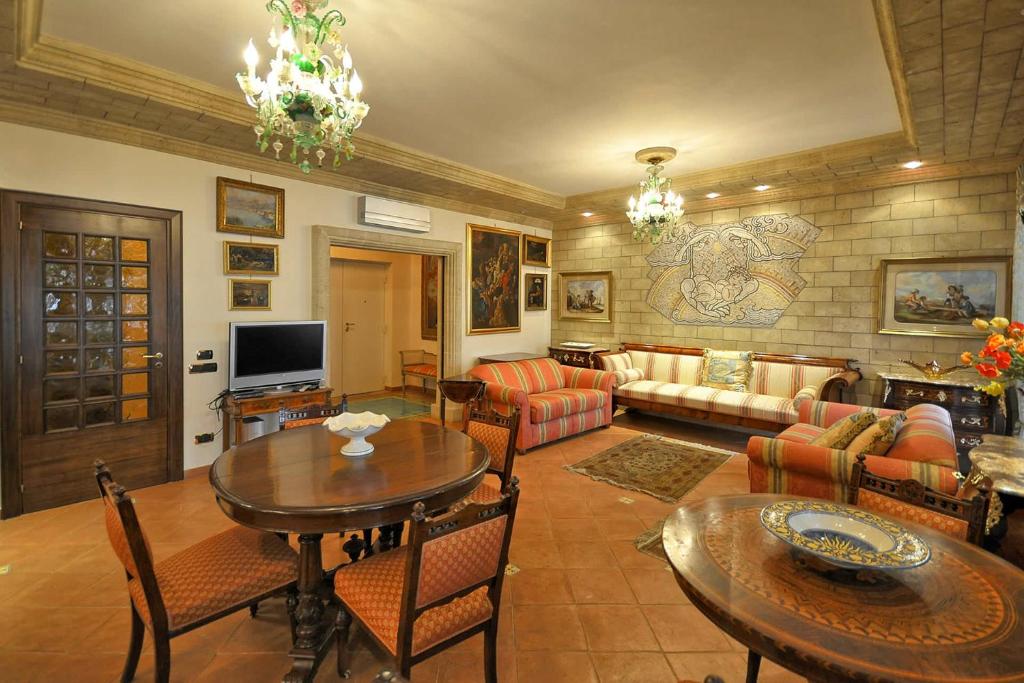 salon z kanapą i stołem w obiekcie Apartment Bright w Sorrento