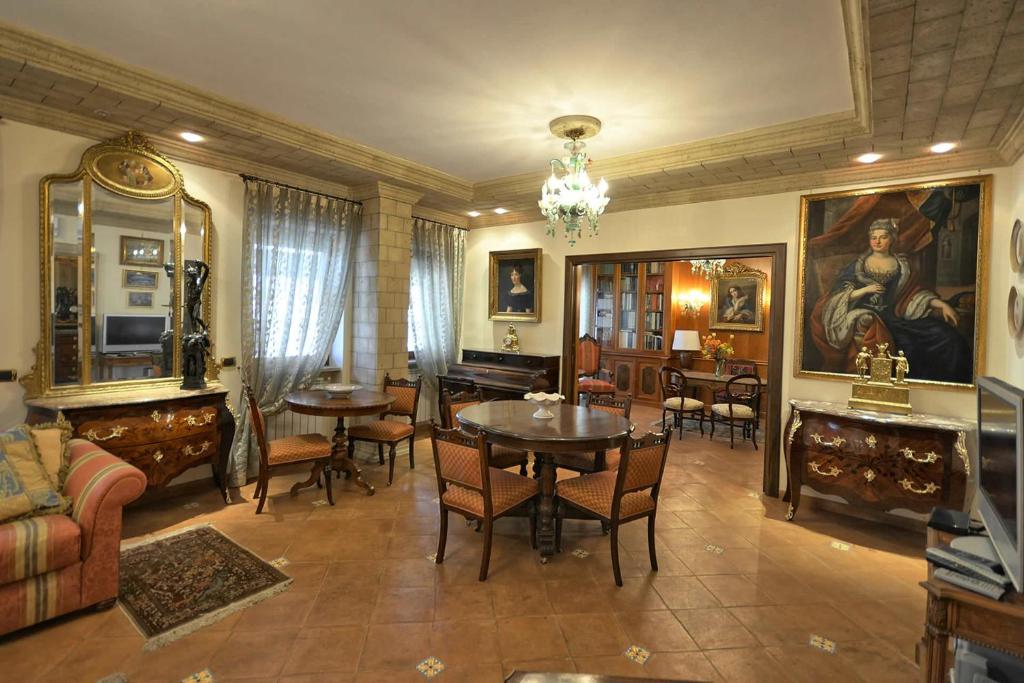 salon ze stołami, krzesłami i kanapą w obiekcie Apartment Bright w Sorrento