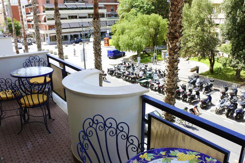 balkon ze stołem, krzesłami i ulicą w obiekcie Apartment Bright w Sorrento