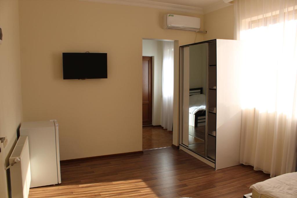 TV a/nebo společenská místnost v ubytování KISI Hotel