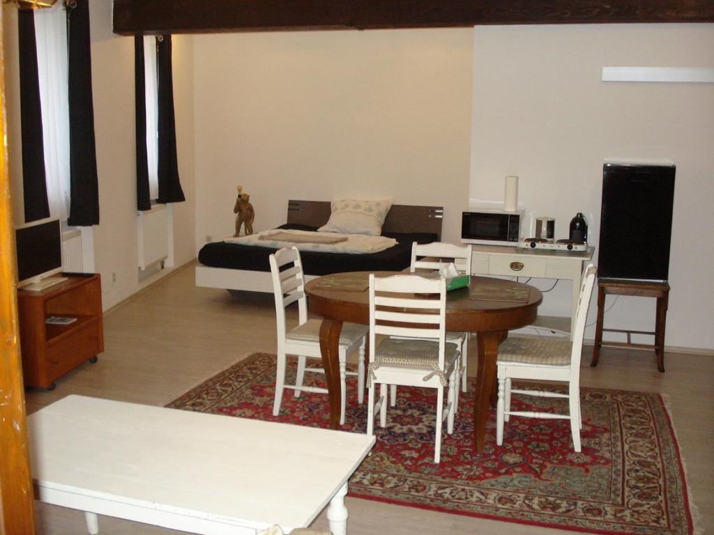 a living room with a table and chairs and a bed at Appartement 45 qm mit Bad an der Mosel - Nähe Koblenz in Dieblich