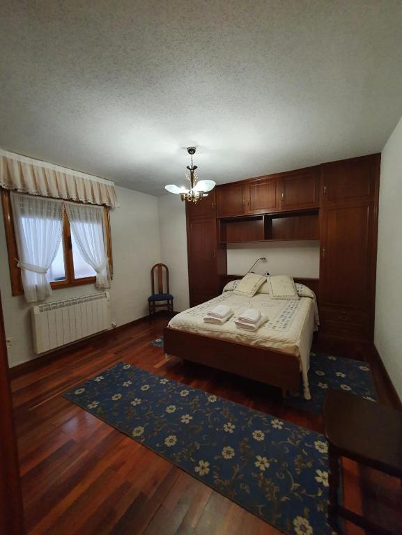 - une chambre avec un lit et un grand tapis dans l'établissement APARTAMENTO POCO TRIGO EN POTES, à Potes