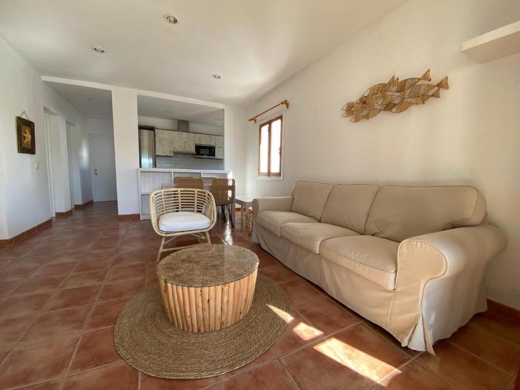 Posedenie v ubytovaní Villa con piscina privada y gran jardín