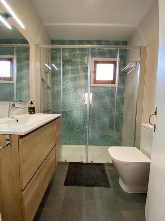 Kúpeľňa v ubytovaní Villa con piscina privada y gran jardín