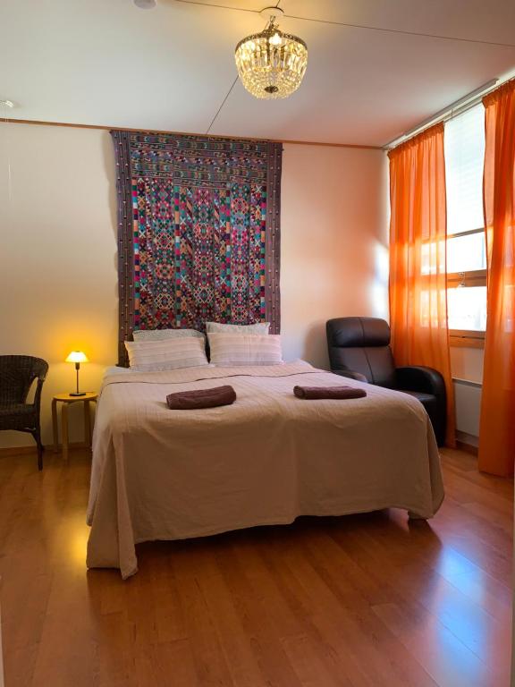 萬塔的住宿－Bungalow house flat in Rekola 33m2，卧室配有一张床,墙上挂着挂毯