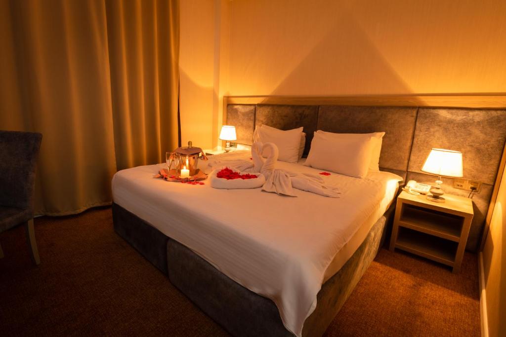 Postel nebo postele na pokoji v ubytování Grand Midway Hotel