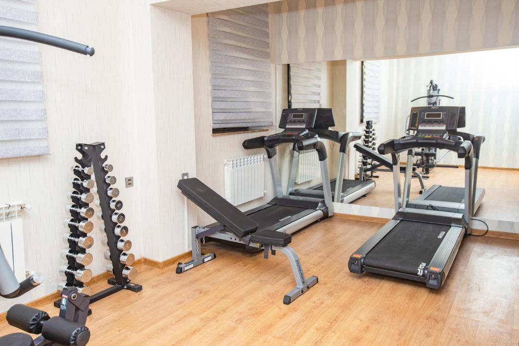 Fitness centrum a/nebo fitness zařízení v ubytování Grand Midway Hotel