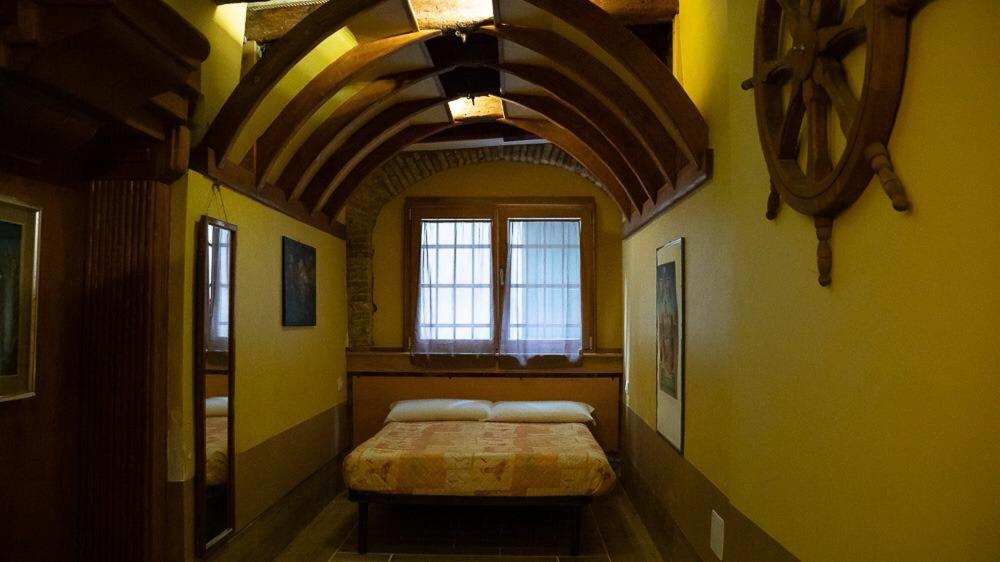 sypialnia z łóżkiem w pokoju z żółtymi ścianami w obiekcie Wendy luxury apartment w Wenecji