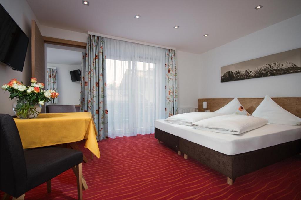 A bed or beds in a room at Hotel Resch