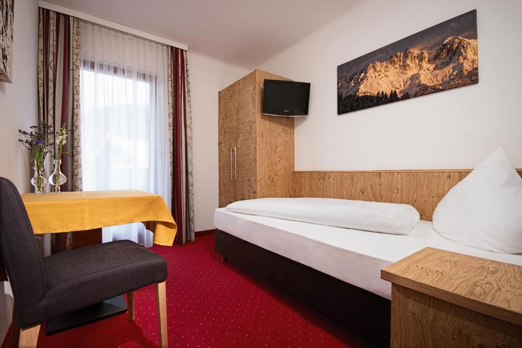 A bed or beds in a room at Hotel Resch