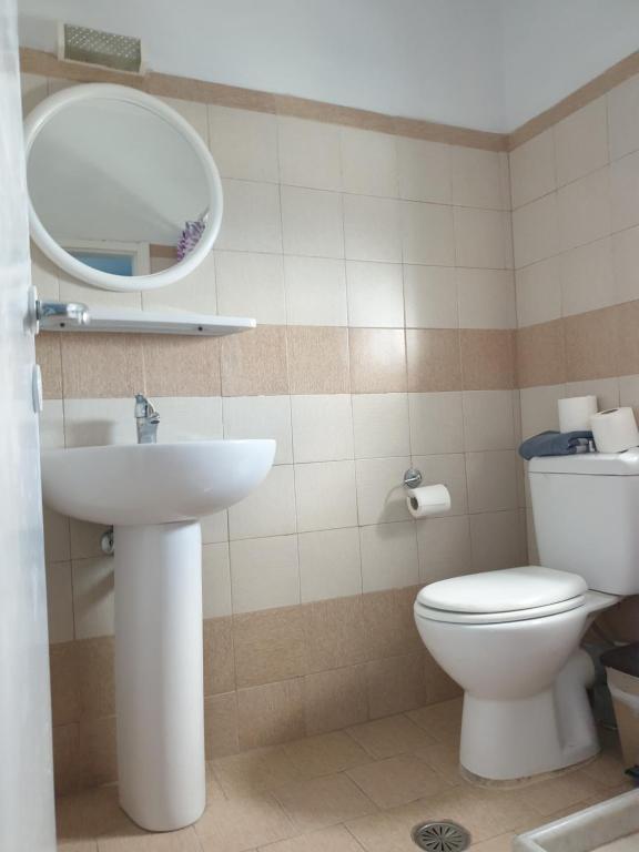 Uma casa de banho em Stella Nomikou Apartments