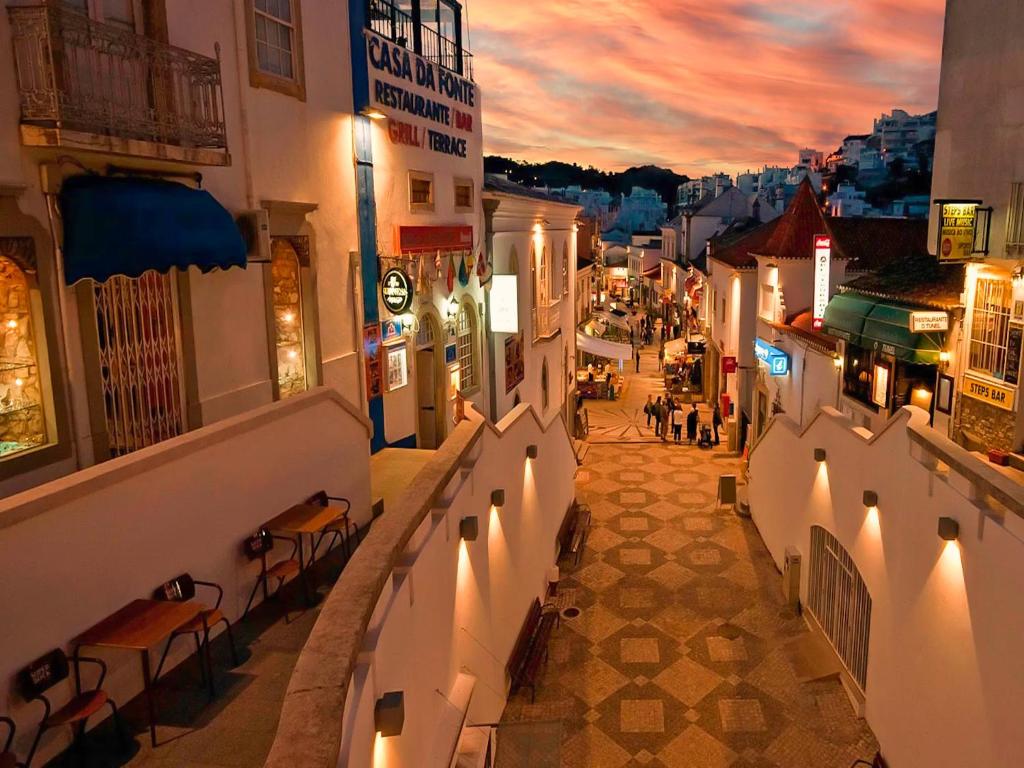 einen Ausblick über eine Stadtstraße in der Nacht in der Unterkunft Apartment Old Town Center Albufeira Walk to Beach in Albufeira