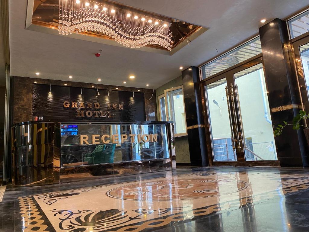 a lobby with a chandelier and a room at Hotel Grand Inn in Berlin