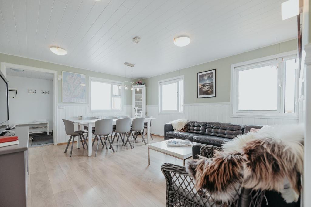 een woonkamer met een bank en een tafel bij Brúnastaðir Holiday Home in Barð