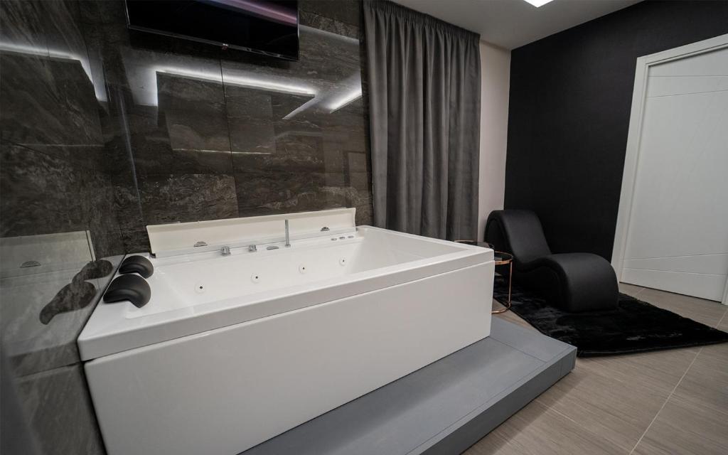 Koupelna v ubytování Intimity Luxury Rooms