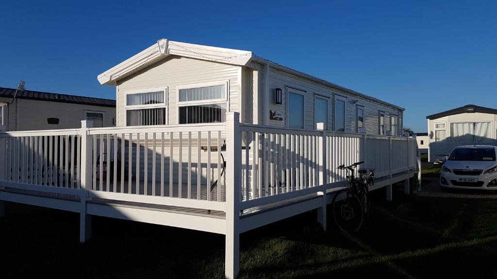 Gallery image of Caravan - 69 Ocean Sands, Park Dean Holiday Park, West Bay in West Bay