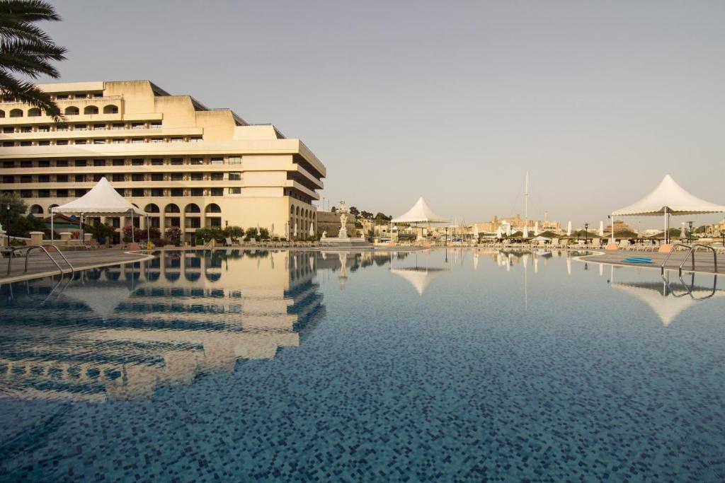 Bazén v ubytování Grand Hotel Excelsior nebo v jeho okolí