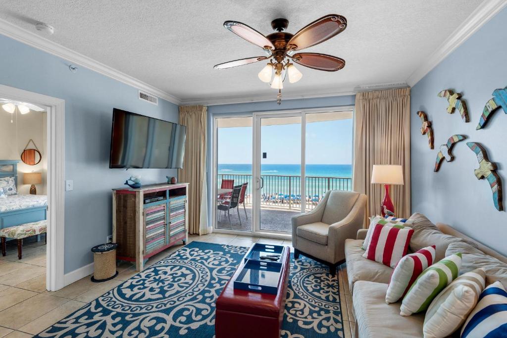 sala de estar con sofá y ventilador de techo en Ocean Villa 405, en Panama City Beach